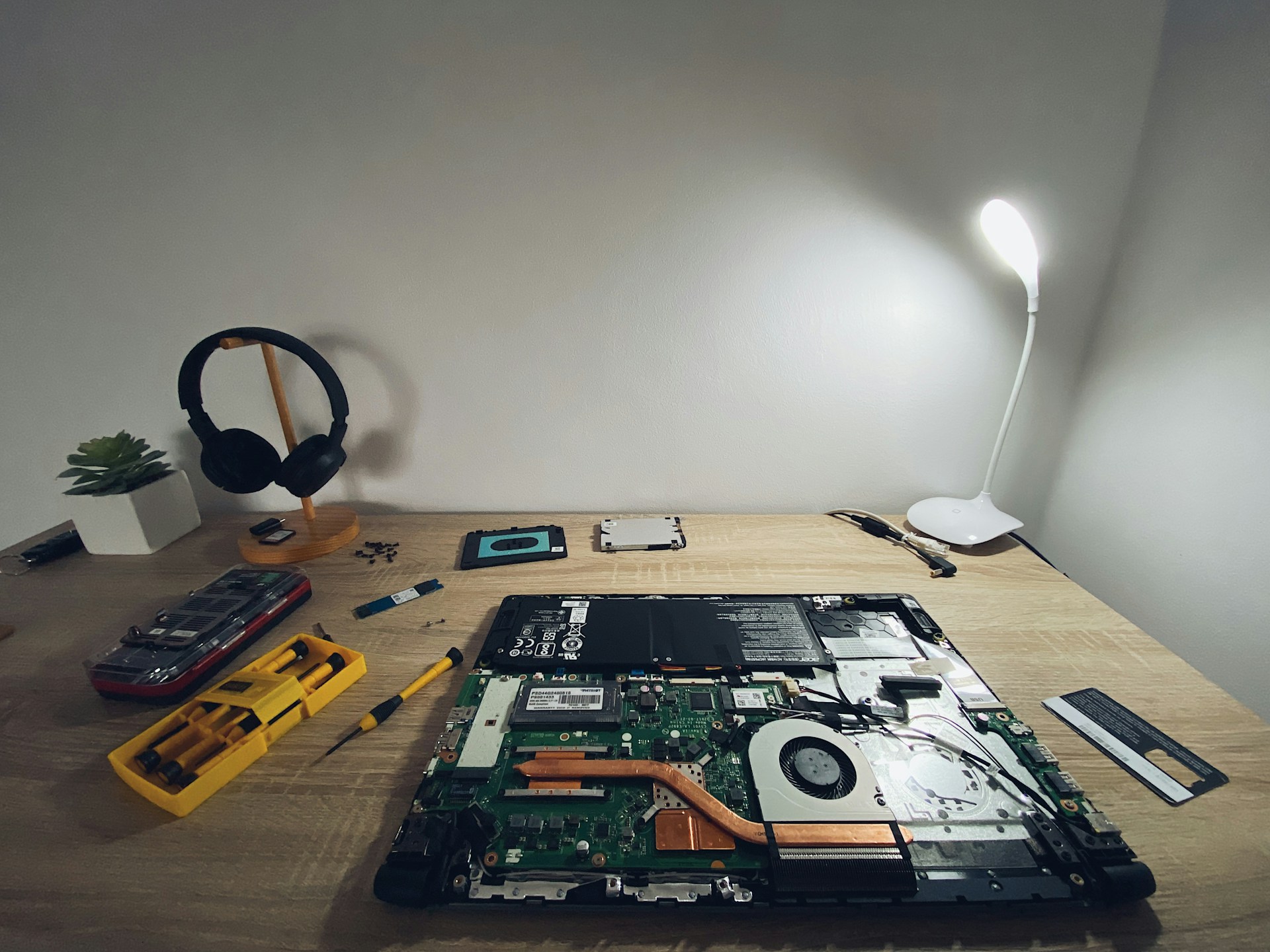 Informaticien - Morat - Solutions Tech réparant un ordinateur